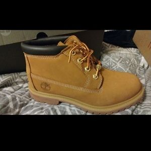 TIMBERLAND  MID BOOTS WOMAN SIZE 6.5 NEVER WORN NEW WITH BOX